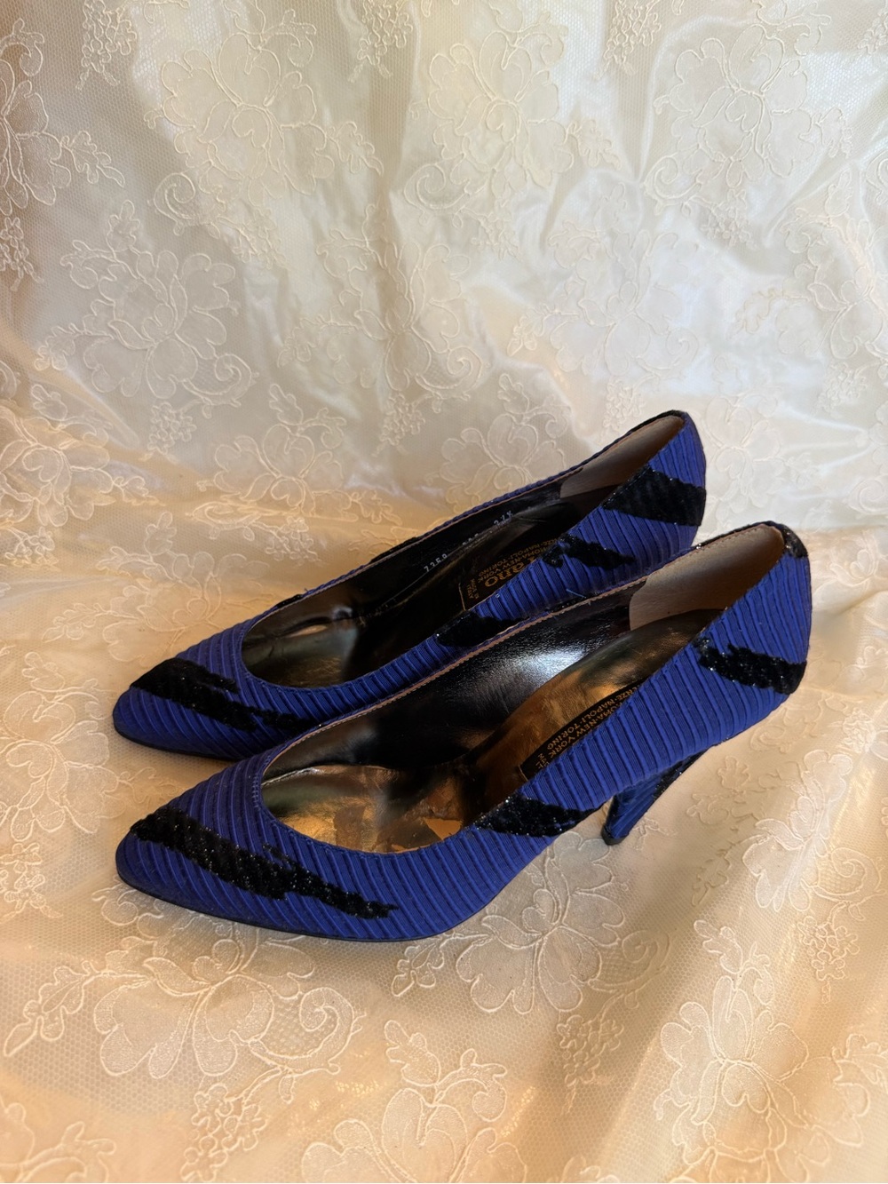 CARRANO 7 Royal Blue Pointed-Toe Heels with Black Accent 1990s - Picture 10 of 11